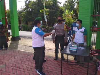 TMMD Bojonegoro, Polisi Tambakrejo Tak Luput Dicek Suhu Tubuh